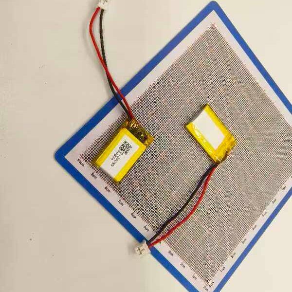 نوع باتری: لیتیوم پلیمر (Li‑Po) ولتاژ نامی: 3.8V ظرفیت: 200mAh انرژی تقریبی: ~0.76Wh (محاسبه: 3.8×0.2) تعداد سل: 1S نوع کانکتور: XH / JST‑XH (2 پین) [digikey.com] طول سیم: 7 سانتی‌متر ابعاد/ضخامت: … (در صورت داشتن) مدار محافظ (PCM): … (در صورت داشتن)